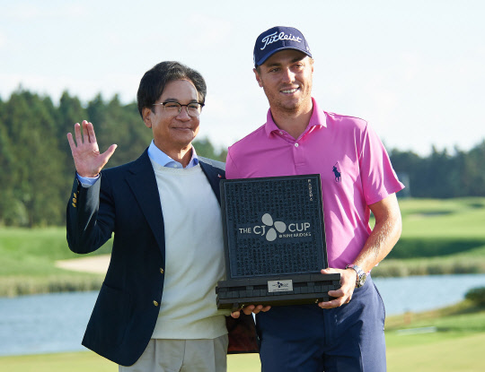 이재현 CJ그룹 회장(왼쪽)이 'THE CJ CUP'에서 우승한 저스틴 토머스 선수와 기념촬영을 하고 있다.   CJ그룹 제공